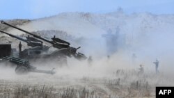 ເຈົ້າໜ້າທີ່ກອງທັບຟິລິບປິນ ຍິງປືນໃຫຍ່ອັດຕະໂນມັດແບບເຄື່ອນທີ່ ທີ່ຕິດໃສ່ລົດບັນທຸກ (ATMOS) ເຊິ່ງເປັນລະບົບປືນໃຫຍ່ເຄື່ອນທີ່ຂະໜາດ 155 ມມ. ໃນລະຫວ່າງການຝຶກຊ້ອມການໂຈມຕີທາງທະເລ ທີ່ເປັນສ່ວນນຶ່ງຂອງການຝຶກຊ້ອມ ບາລິກາຕັນ ປະຈຳປີ ຂອງກອງທັບສະຫະລັດ ແລະ ຟິລິບປິນ ເທິງພື້ນທີ່ດິນຊາຍ.