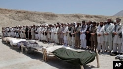 阿富汗人為死者進行簡單哀悼儀式