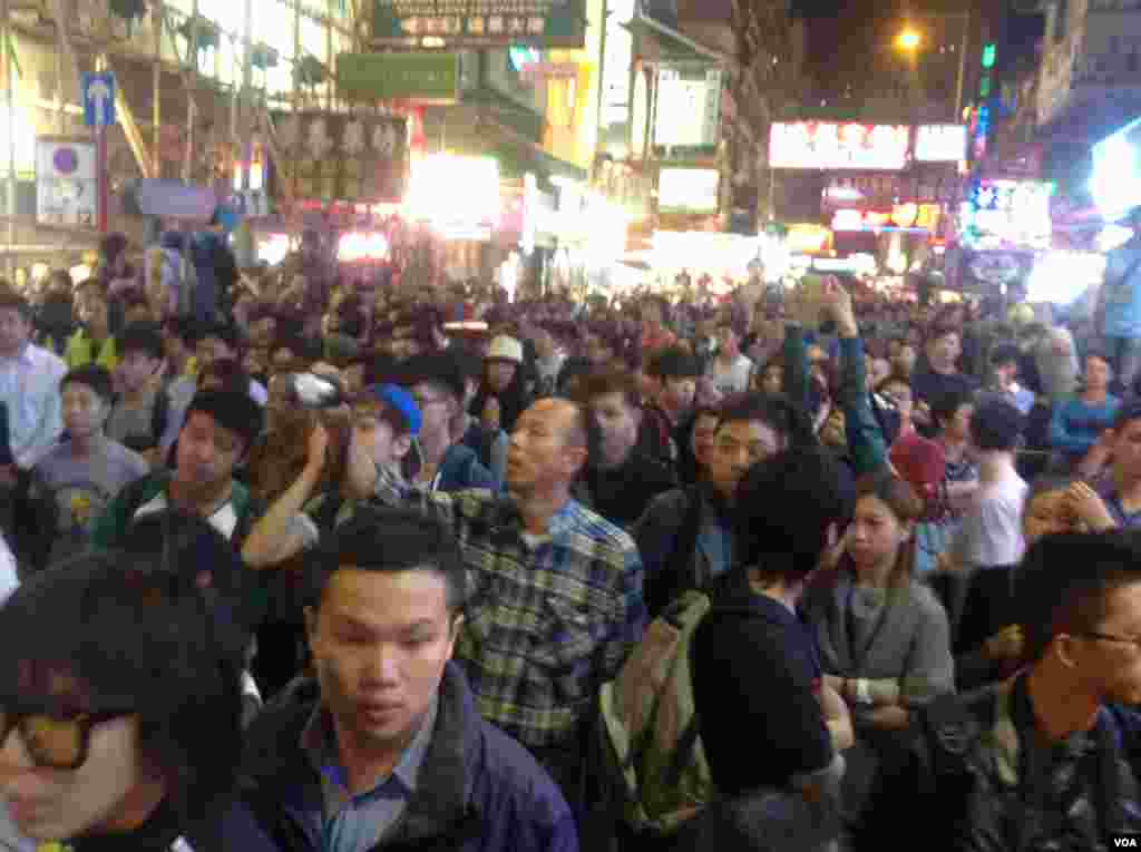 大批市民连续第二晚在旺角与警方“巷战” （美国之音海彦拍摄 ）