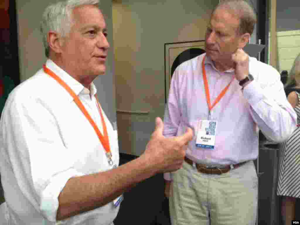 阿斯彭学会会长艾萨克森和外交关系委员会主席哈斯交谈。（美国之音宁馨拍摄）