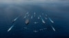 日本海上自衛隊“日向號”直升機驅逐艦與美國尼米茲級核動力航母“羅納德·裡根號”和美日其他16艘戰艦在菲律賓海進行演習。（2018年11月8日）