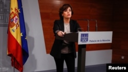 西班牙副总理桑塔马利亚在西班牙马德里王宫的新闻发布会上(2017年10月16日)