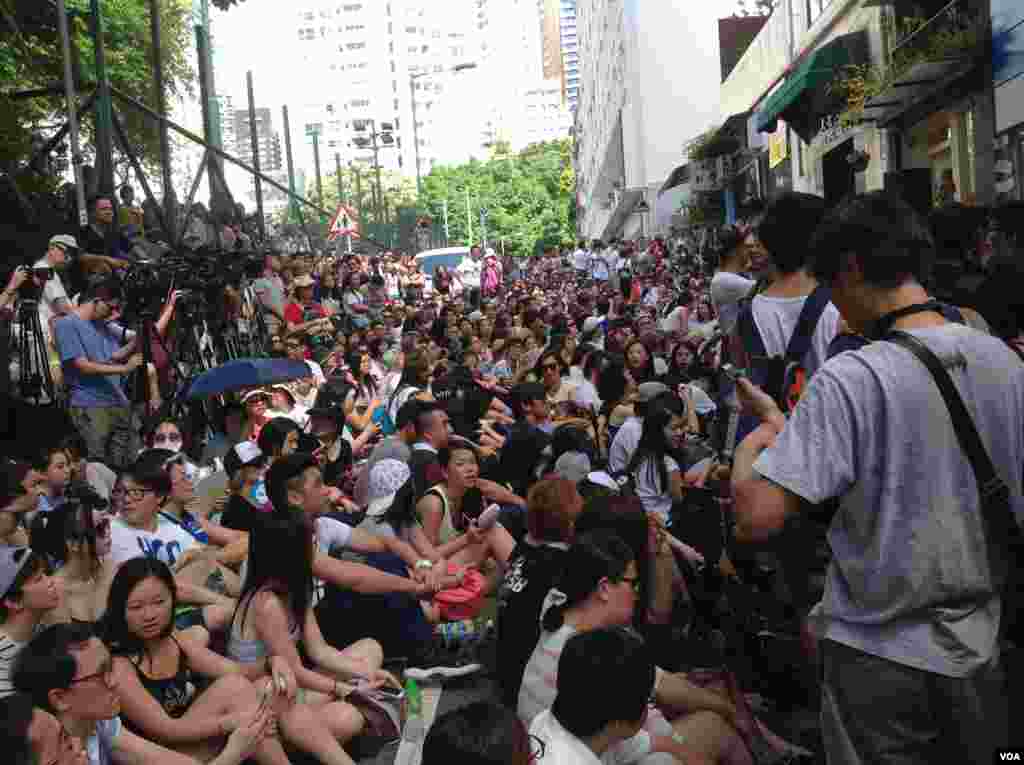 藝人何韻詩辦有種港人音樂會回應恐懼 (美國之音海彥拍攝)