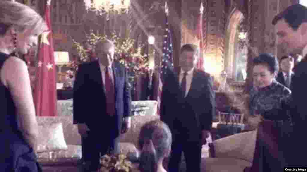 美國總統川普的外孫女阿拉貝拉在海湖莊園為來訪的中國主席習近平和夫人唱中文歌曲《茉莉花》，背誦唐詩。（2017年4月6日， 圖片來自伊萬卡·川普在社交媒體Instagram上發布的視頻）