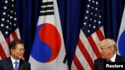 川普7日訪南韓時將同南韓總統文在寅舉行會談﹐圖為兩人於9月21日會面時資料照。