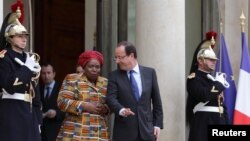 African Union Commission Chairperson Nkosazana Dlamini-Zuma, left, with French President Francois Hollande, Elysee Palace, Paris, Nov. 14, 2012.