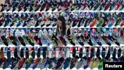 一名顧客在安徽合肥的一處購物中心買鞋。（2015年3月10日）