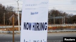 麻萨诸塞州沃尔瑟姆尊盛酒店在街边的招工广告。（2017年12月13日）