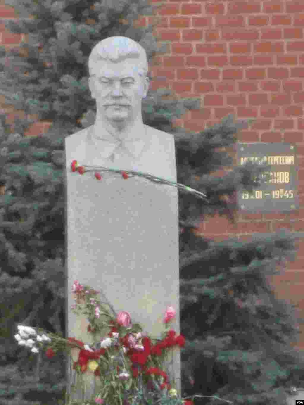 克里姆林宫墙外的斯大林墓。（美国之音白桦拍摄）