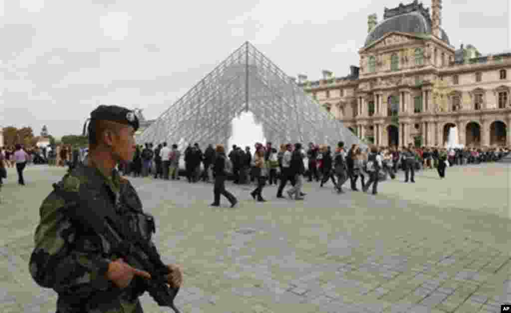 2010年10月3日，军人在卢浮宫一带巡逻