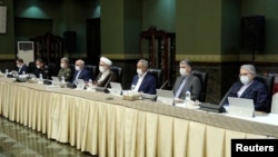 伊朗高級官員戴口罩3月21日在德黑蘭參加一次政府應對冠狀病毒疫情特別小組會議。