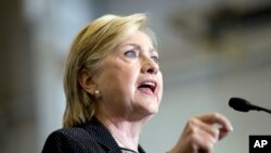 民主党总统候选人希拉里·克林顿在密西根州的竞选集会上发表她的经济政策讲话。（2016年8月11日）