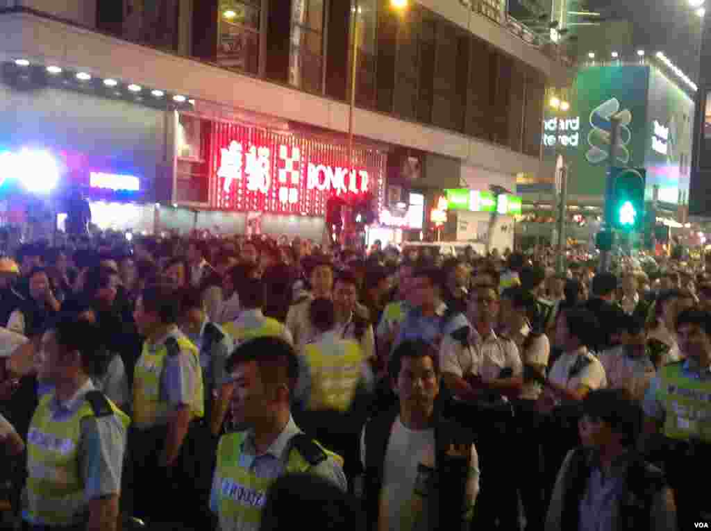 大批市民连续第二晚在旺角与警方“巷战” （美国之音海彦拍摄 ）