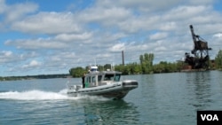 在美国和加拿大之间的尼亚加拉河巡逻的美国边境巡逻艇。（资料照）