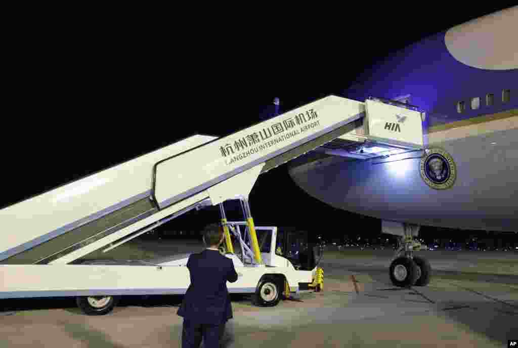 在G20杭州峰会结束后，美国总统奥巴马在杭州萧山国际机场走上总统专机空军一号，用的是中方提供的能驾车载驶的飞机扶梯，这和他到来时的情况不同（2016年9月5日）。