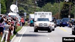 2014年8月5日救护车运载感染埃博拉病毒的美国传教士到达亚特兰大埃默里大学医院