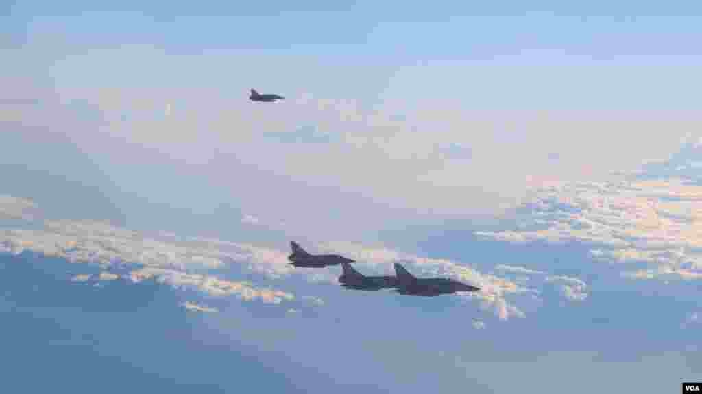  4架幻象2000监控保护马英九总统专机（美国之音记者李逸华拍摄）