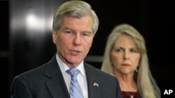 維吉尼亞州的一個聯邦陪審團日前判處前州長麥克唐納夫婦犯有腐敗罪。(麥克唐納夫婦2014年1月資料照片)