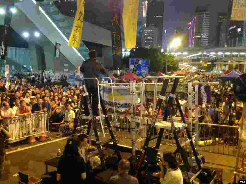 数千市民星期四晚在金钟占领区集会 (美国之音图片/海彦拍摄 )