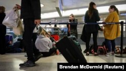 2019年的感恩節假期期間，旅客們在紐約賓夕法尼亞車站的候車區。（2019年11月27日）