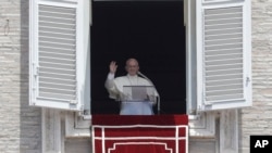 教宗方济各在圣彼得广场发表祝福讲话。（2017年7月2日）