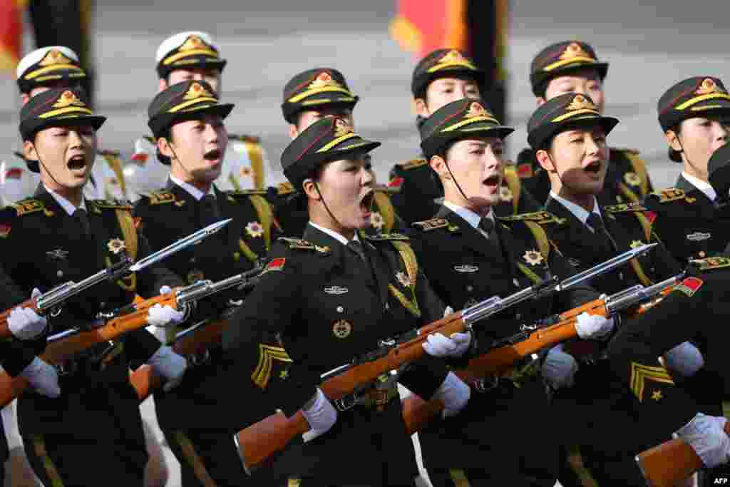 2018年6月7日，在北京人民大会堂外为哈萨克斯坦总统纳扎尔巴耶举行的欢迎仪式上，礼兵行进。 纳扎尔巴耶夫是在在出席上海合作组织领导人峰会前对北京进行国事访问的。