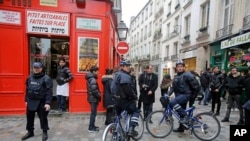 法国警察在巴黎犹太社区骑自行车巡逻。（2015年1月12日）