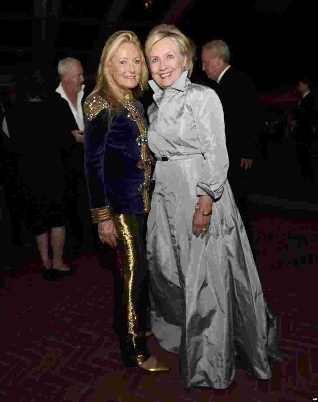 2018年9月7日，纽约时装周期间，拉夫&middot;劳伦50周年时装秀上，美国前国务卿希拉里&middot;克林顿和瑞吉&middot;劳伦合影。 