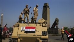 埃及士兵星期五在通往開羅解放廣場的一條橋樑上站崗