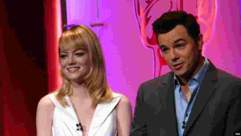 宣读提名的麦克法兰和女演员斯通(美国之音国符拍摄)