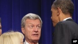 美国总统奥巴马（右）和参议院财政委员会主席鲍卡斯（中）在华盛顿交谈（2011年11月21号资料照）