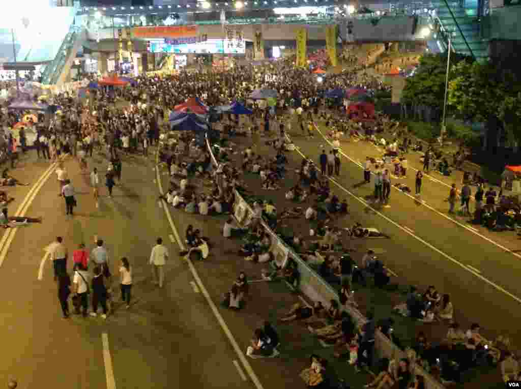 金鐘示威區人數銳減但仍有大批人堅守(美國之音海彥拍攝)