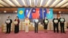 台湾外交部官员與马绍尔群岛、帕劳、图瓦卢及瑙鲁駐台大使2020年4月15日在台湾捐赠医疗物资仪式上合影(台湾外交部网站)
