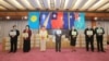 台湾外交部官员與马绍尔群岛、帕劳、图瓦卢及瑙鲁駐台大使2020年4月15日在台湾捐赠太平洋岛国医疗物资仪式上合影(台湾外交部网站)