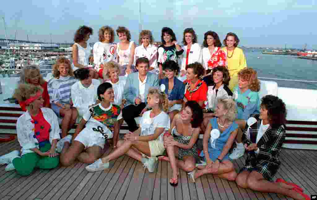 1988年9月4日，川普在他的游艇上同选美比赛的各州小姐合影