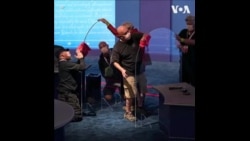 副总统候选人辩论现场安装透明玻璃隔板