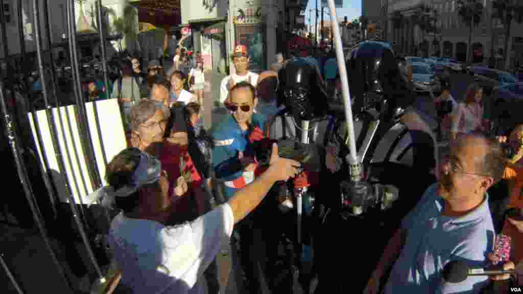 获救后的陈维明被超人英雄演员包围（美国之音国符拍摄）