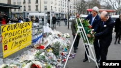 美国国务卿克里在巴黎遭袭击地点敬献花圈
