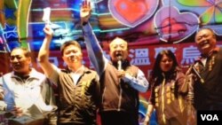 国民党台中市长候选人胡志强(中)(美国之音许波 拍摄)