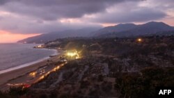 Вид на шоссе Pacific Coast Highway, где сотрудники местных служб работают над восстановлением электроснабжения в районе Пасифик-Палисейдс в Лос-Анджелесе, Калифорния, 19 января 2025 года.