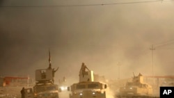 2016年10月19日，一支伊拉克军用车队在向摩苏尔挺进。