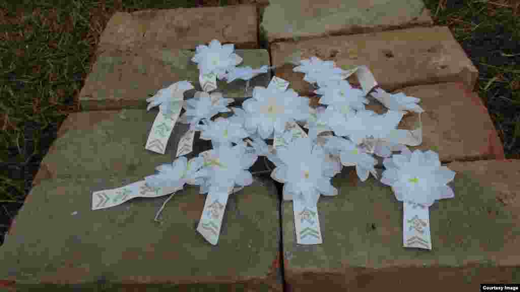 公祭鮮花與挽帶(圖片由公祭參與者提供)