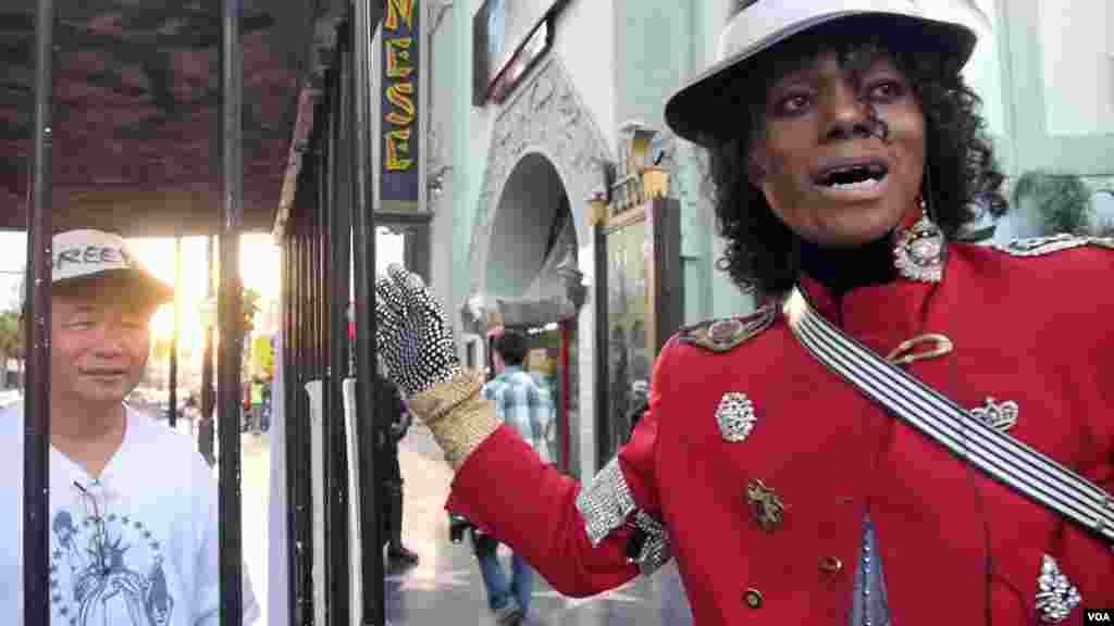 模仿迈克尔·杰克逊的艺人探监（美国之音国符拍摄）