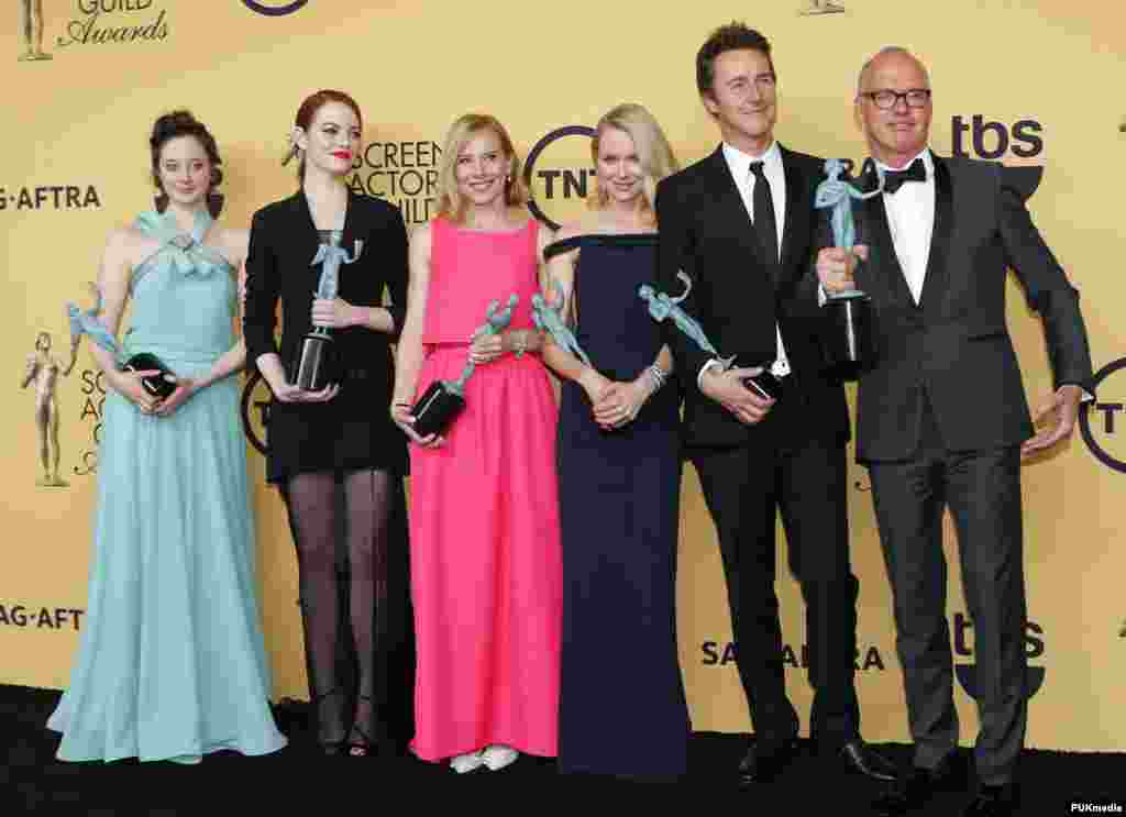 电影《鸟人》（&ldquo;Birdman&rdquo;）的主要演员（左起）安德莉亚&middot;瑞丝柏，艾玛&middot;斯通，艾米&middot;瑞恩，娜欧蜜&middot;华兹，爱德华&middot;诺顿，迈克尔&middot;基顿在加利福尼亚州洛杉矶举行的第二十一届影视演员协会颁奖典礼上获得杰出表演奖（2015年1月25日）。