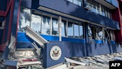 На этой фотографии показан общий вид поврежденного здания, в котором расположены посольства Соединенных Штатов, Соединенного Королевства и Новой Зеландии, после мощного землетрясения, произошедшего в Порт-Виле, столице Вануату, 17 декабря 2024 года.