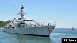 “萨瑟兰”号护卫舰离开日本美国海军基地（美国海军照片）