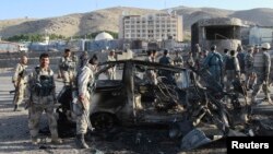 國際安全協助部隊在美國駐西阿富汗城市赫拉特領事館調查襲擊情況。