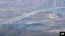 韩国一列火车运送数十名政府官员前往韩国和朝鲜之间的非军事区（2018年11月30日）