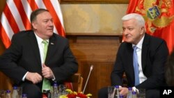Государственный секретарь Соединенных Штатов Майк Помпео беседует с премьер-министром Черногории Душко Марковичем. Подгорице, Черногория, 4 октября 2019