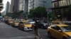 在台北信义商圈繁华地段排队等候乘客的出租车